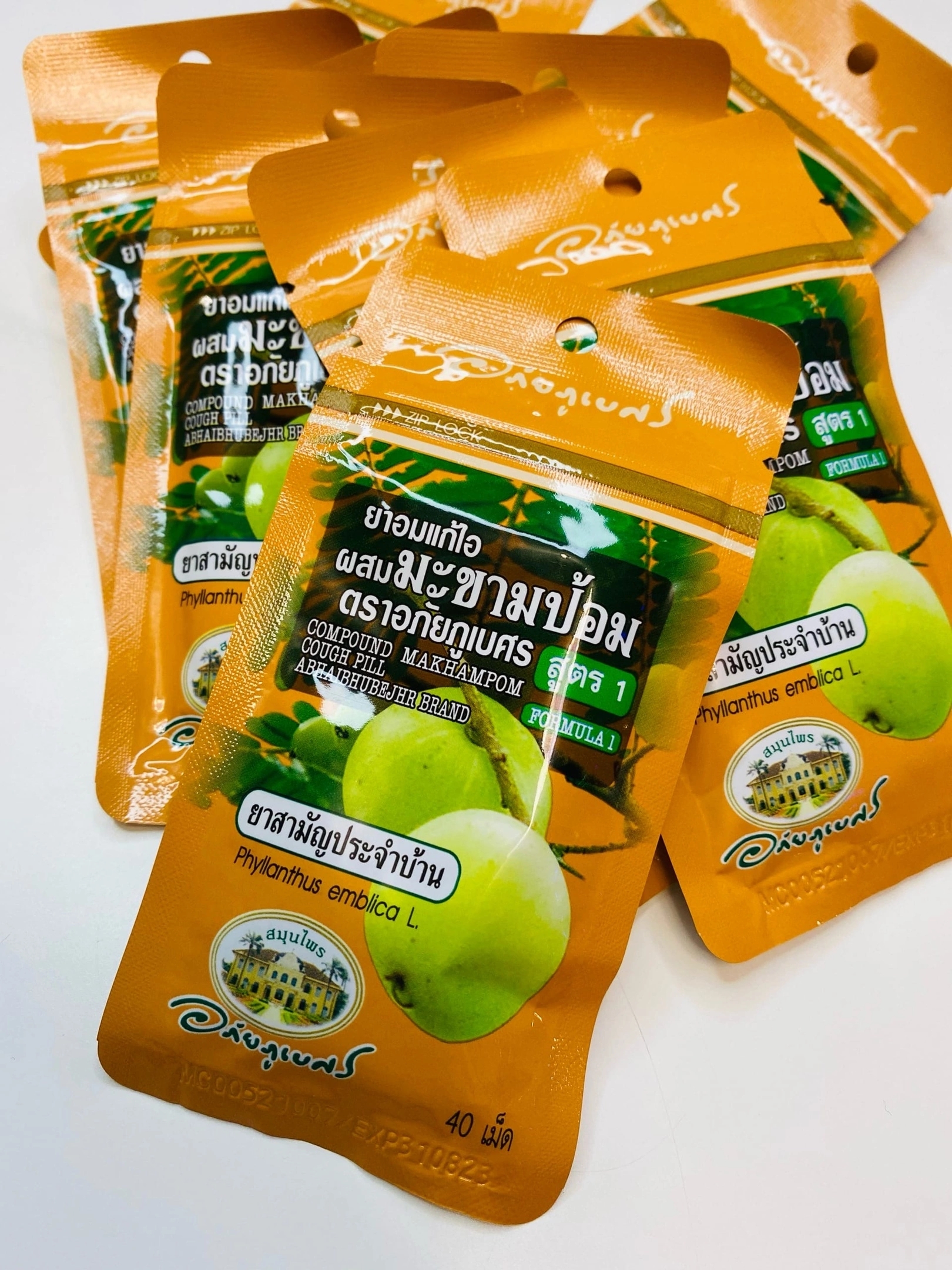 Тайские травяные шарики от кашля и болей в горле Compound Makham Pom Cough Pill Formula 1 Abhaibhubejhr Brand купить в Москве и Московской области.